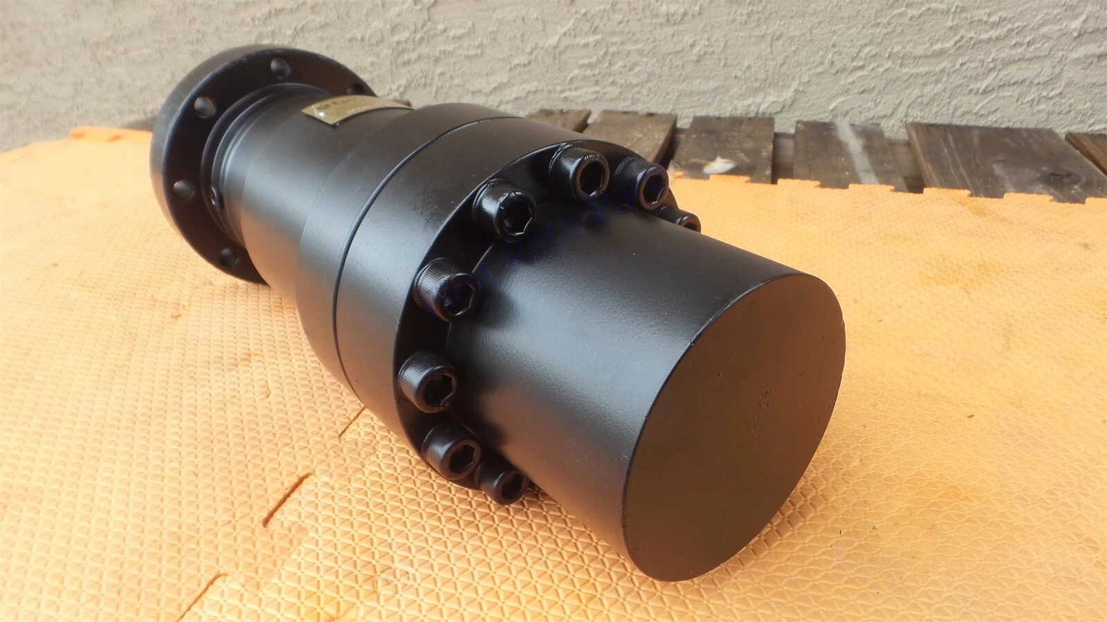 Atlas Copco / Epiroc 32222 3197 68 Поворотный цилиндр